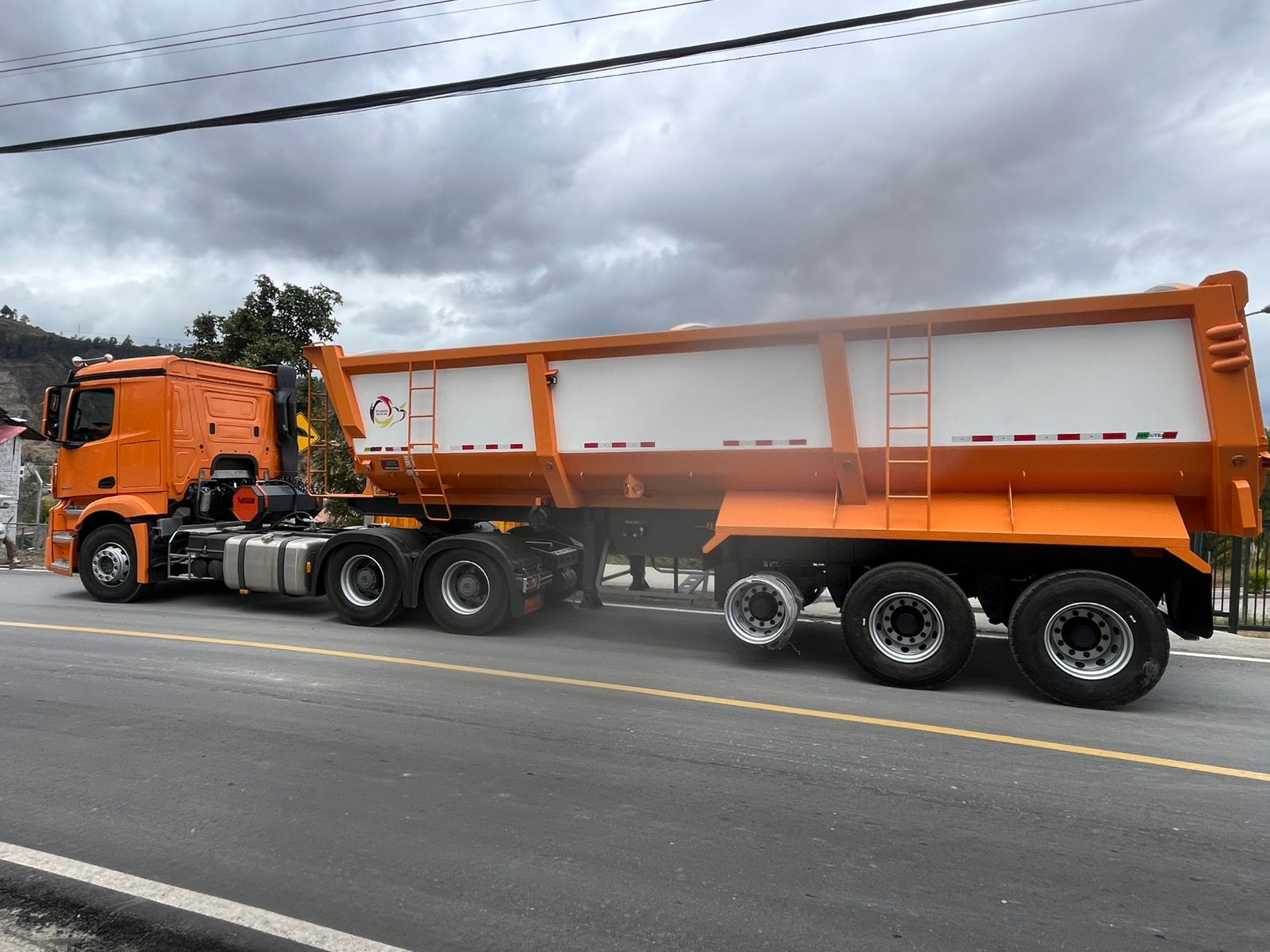 Remolque volquete naranja